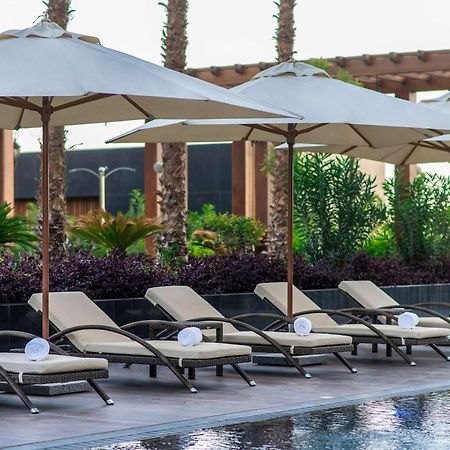 Mövenpick Hotel And Residences Riyadh Exteriör bild Pool at the hotel
