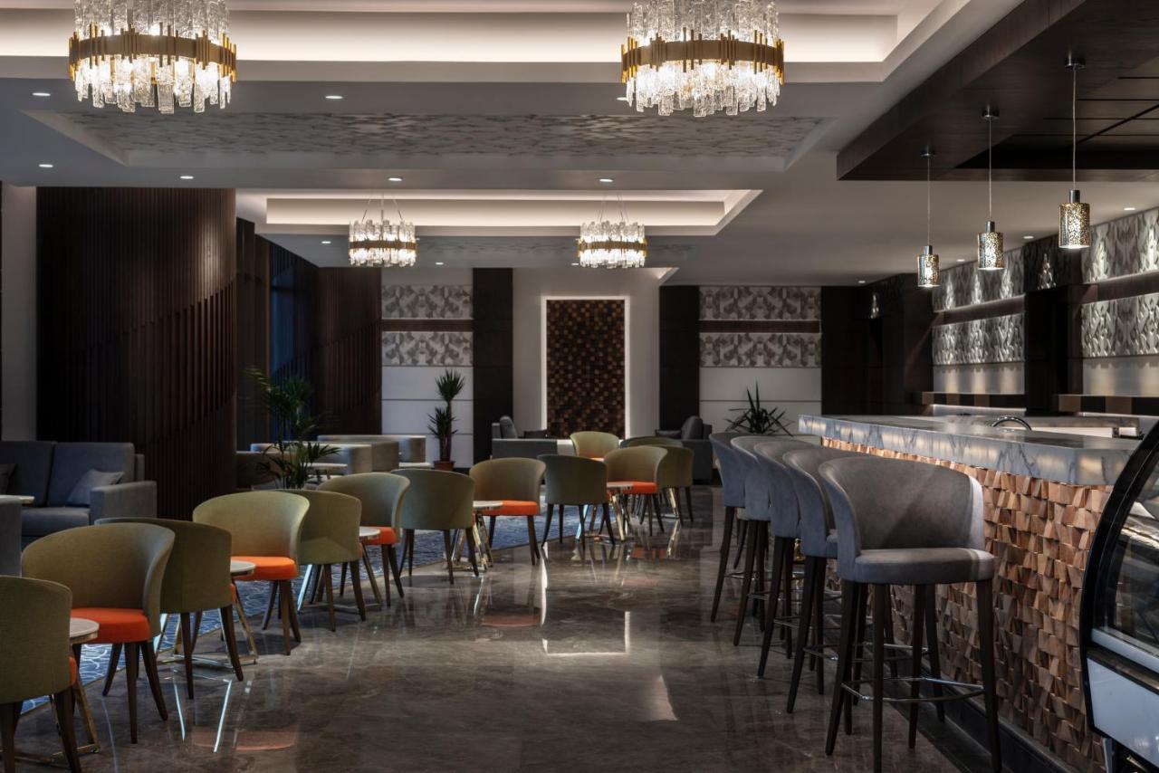 Mövenpick Hotel And Residences Riyadh Exteriör bild The bar at the hotel