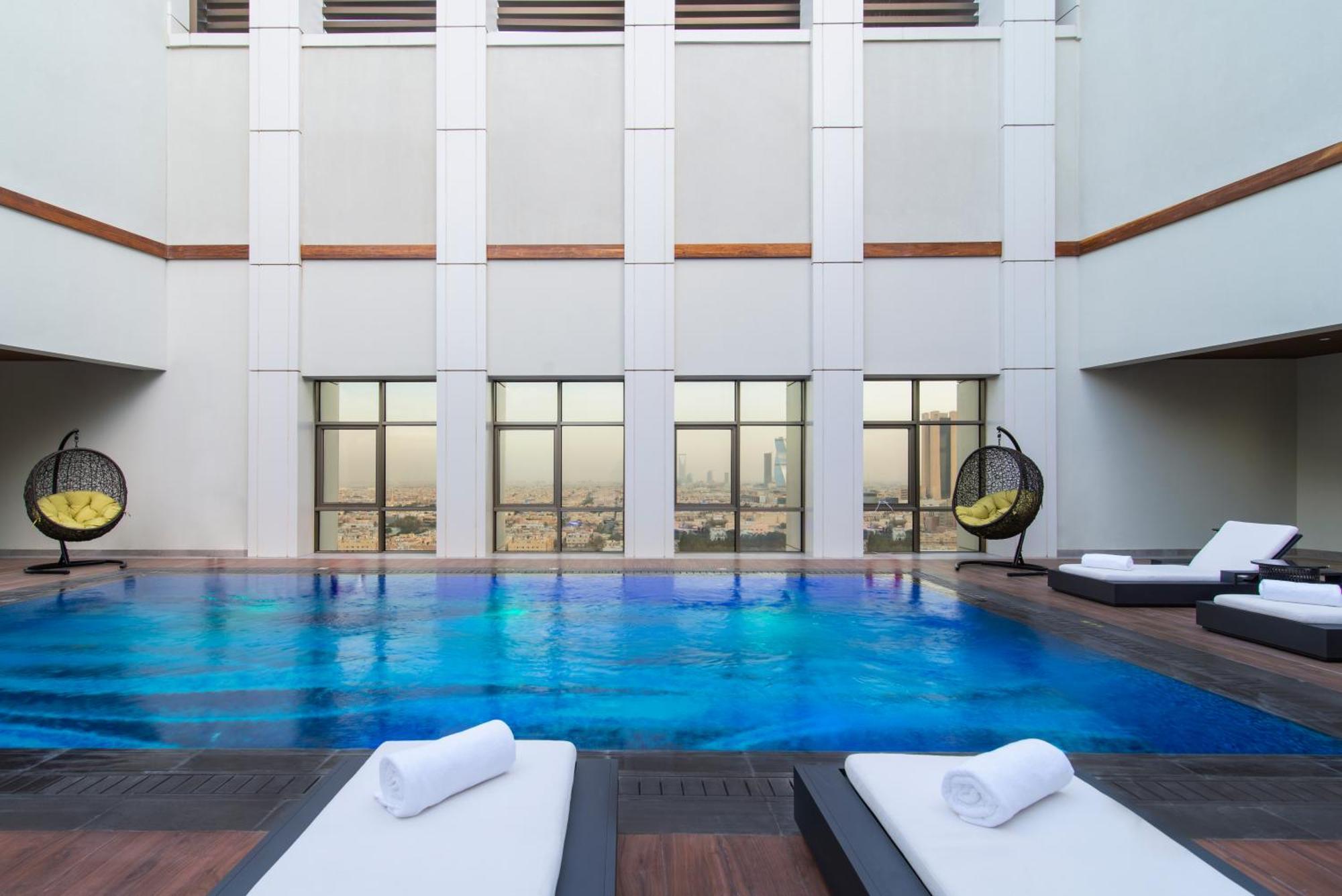 Mövenpick Hotel And Residences Riyadh Exteriör bild The swimming pool at the hotel