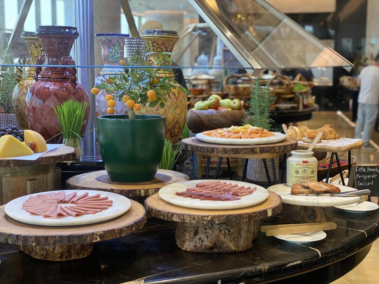 Mövenpick Hotel And Residences Riyadh Exteriör bild A buffet at a hotel