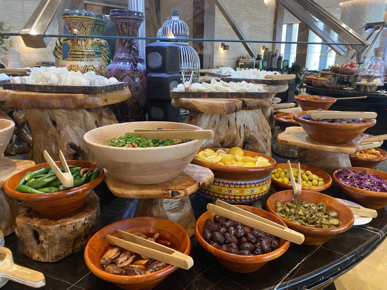 Mövenpick Hotel And Residences Riyadh Exteriör bild A selection of tapas at a buffet
