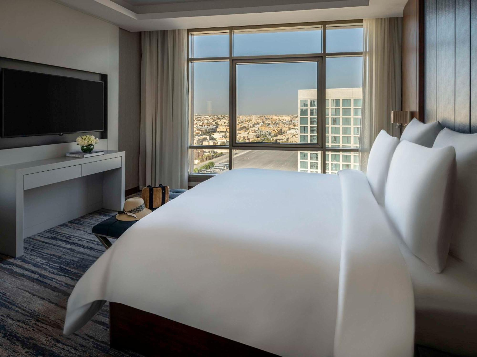 Mövenpick Hotel And Residences Riyadh Exteriör bild A bedroom at the hotel