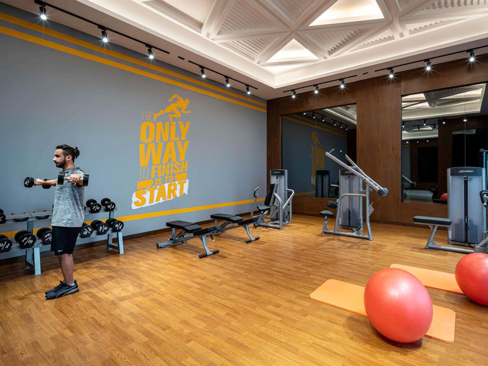 Mövenpick Hotel And Residences Riyadh Exteriör bild The gym at the hotel