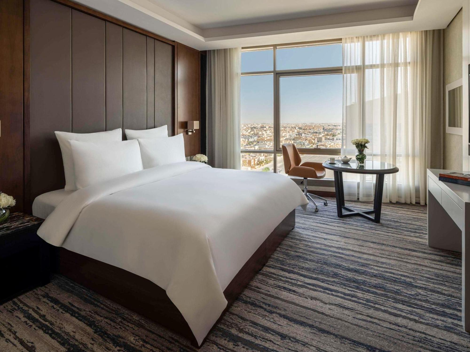Mövenpick Hotel And Residences Riyadh Exteriör bild Deluxe King