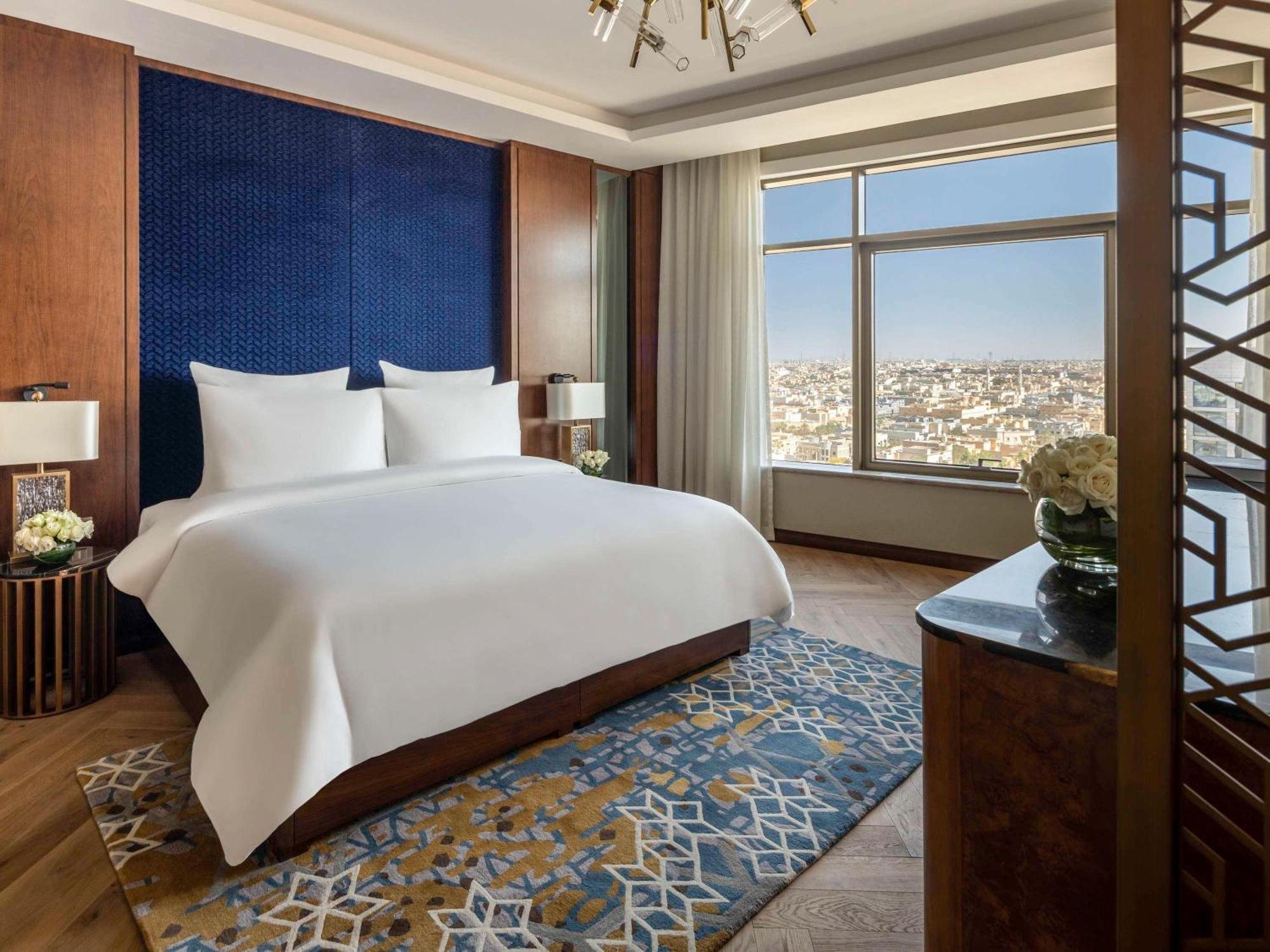 Mövenpick Hotel And Residences Riyadh Exteriör bild A bedroom at the Ritz-Carlton, Riyadh