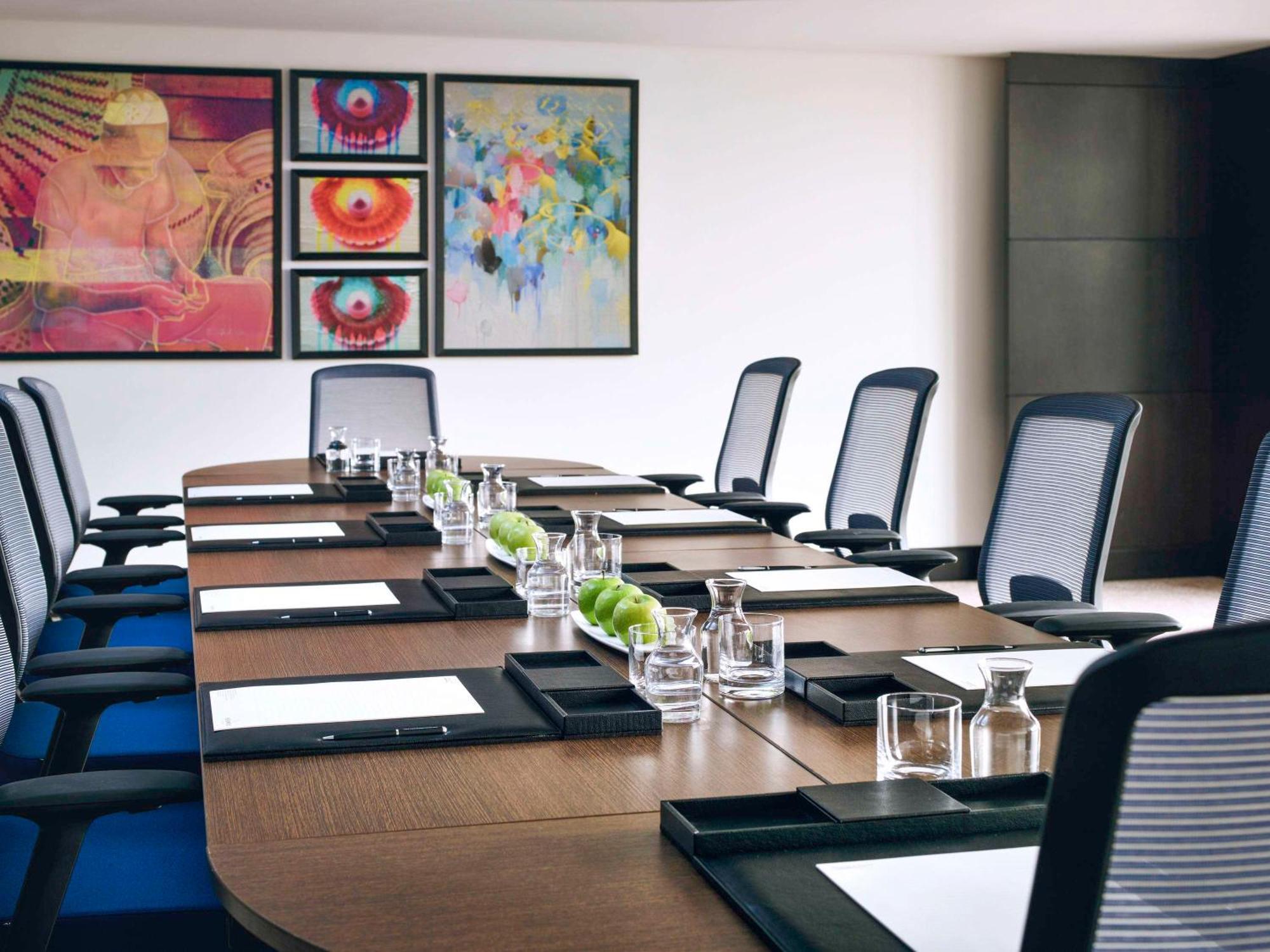 Mövenpick Hotel And Residences Riyadh Exteriör bild A boardroom at a hotel