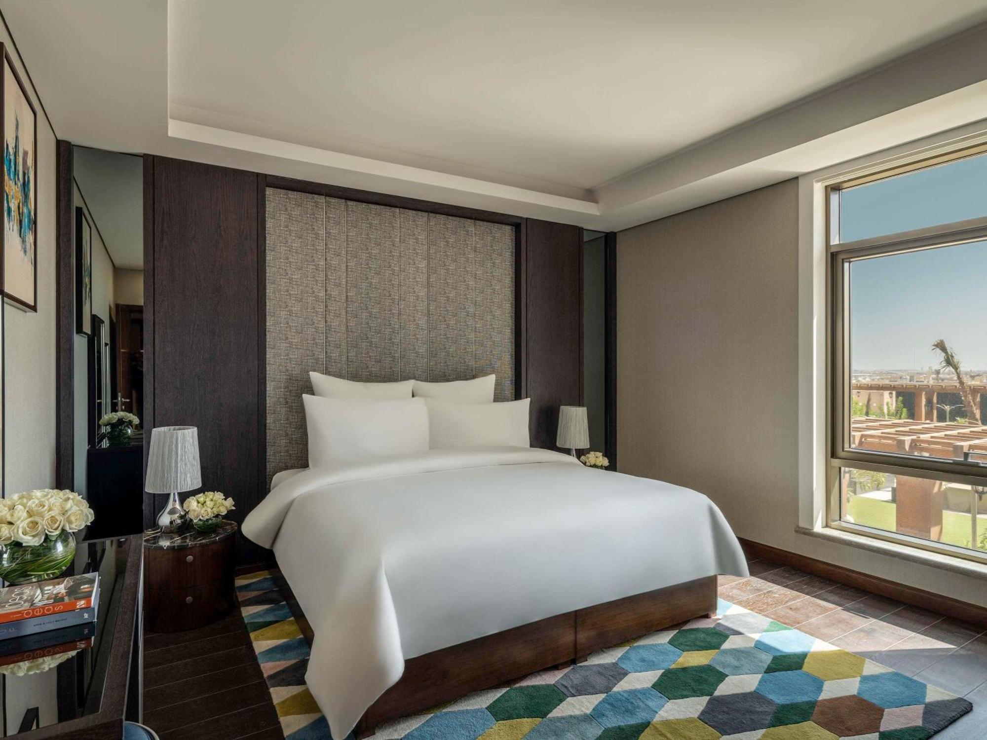 Mövenpick Hotel And Residences Riyadh Exteriör bild A bedroom at the hotel