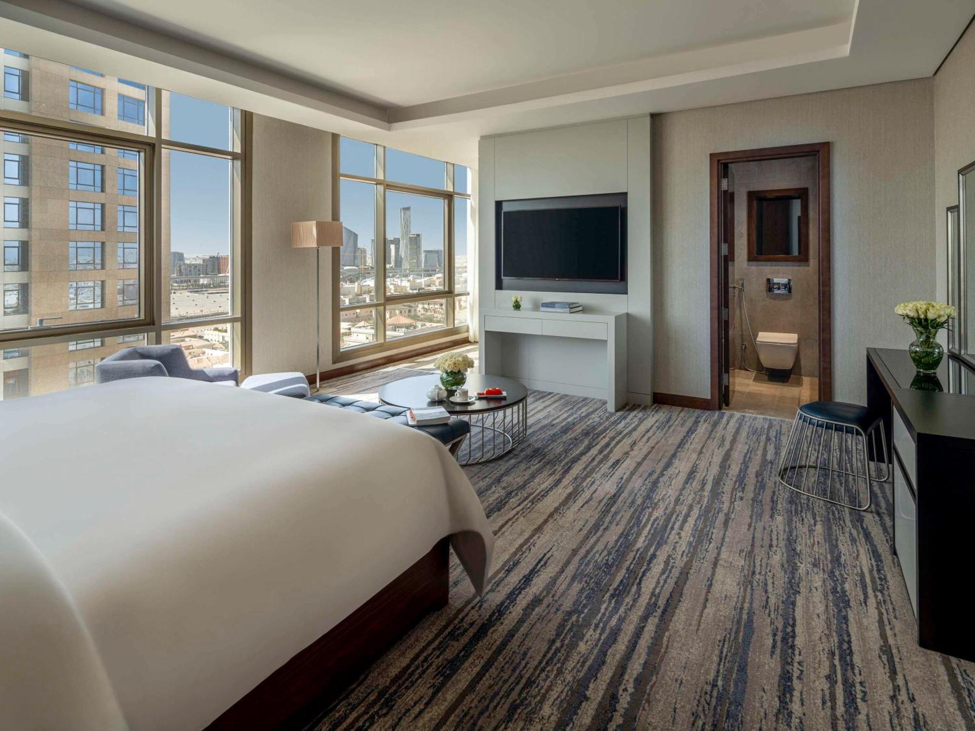 Mövenpick Hotel And Residences Riyadh Exteriör bild A bedroom at the hotel