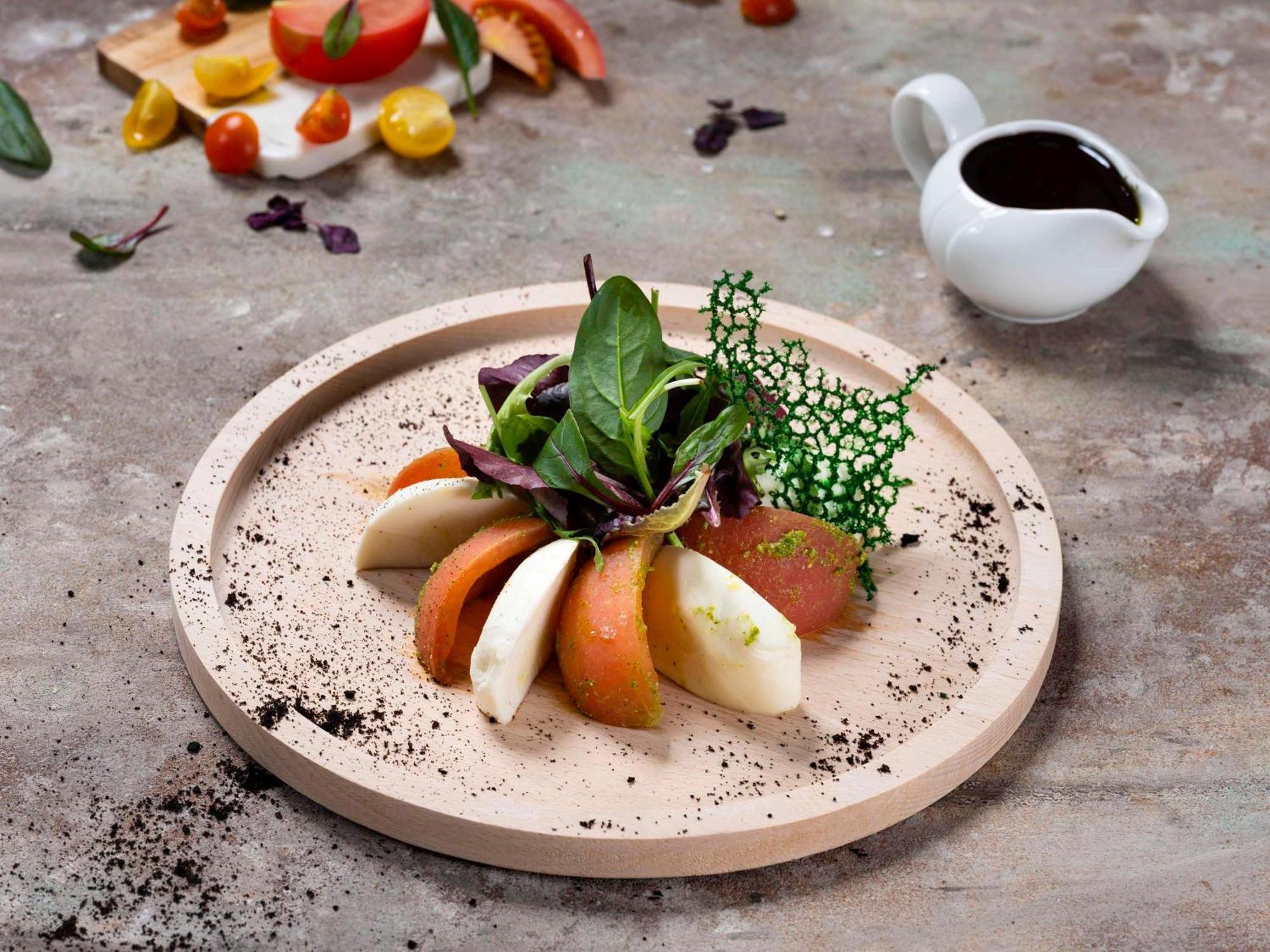 Mövenpick Hotel And Residences Riyadh Exteriör bild A salad with a balsamic dressing