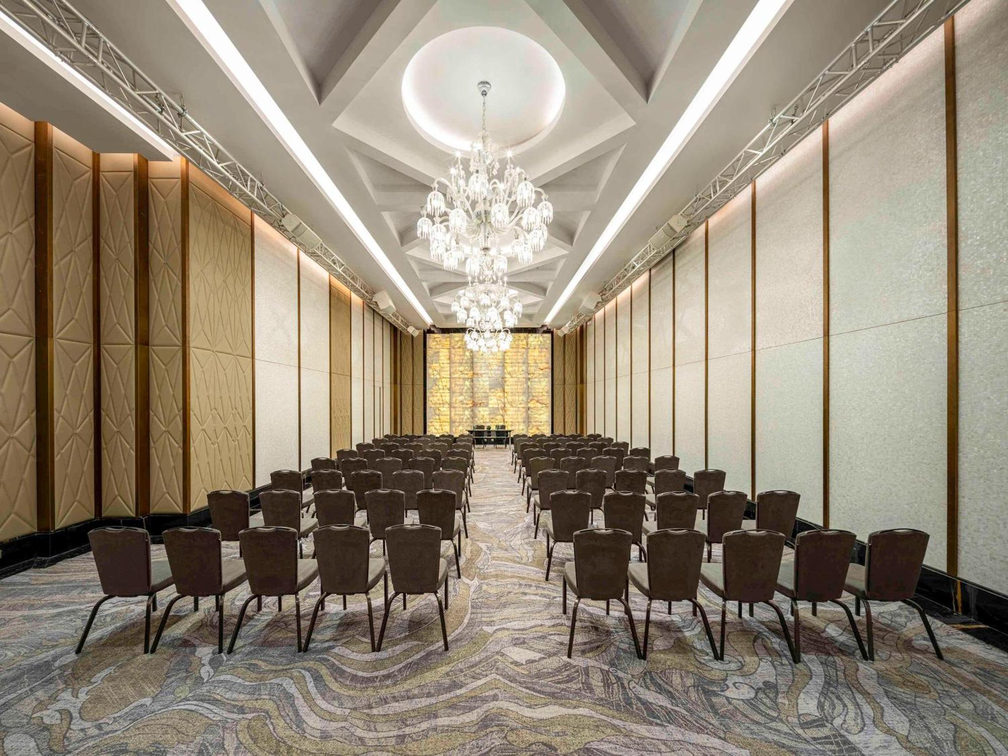 Mövenpick Hotel And Residences Riyadh Exteriör bild The ballroom