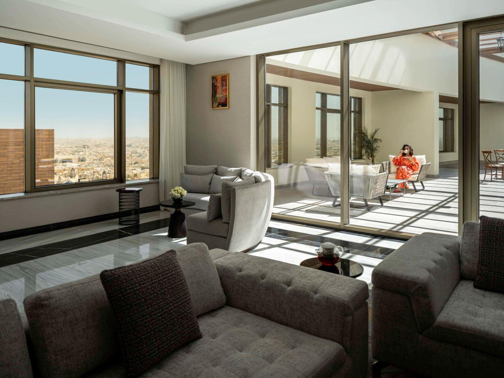 Mövenpick Hotel And Residences Riyadh Exteriör bild The interior of a suite at the Four Seasons Hotel, Amman