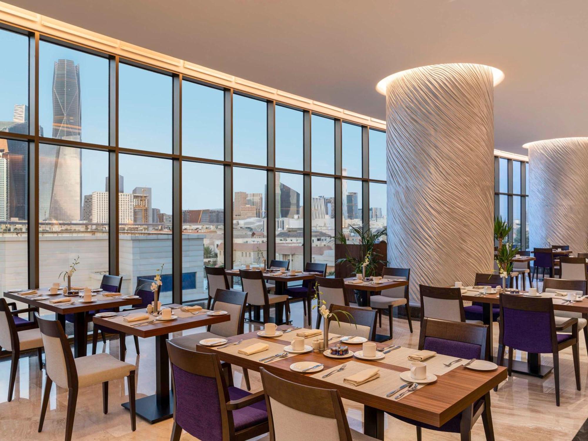 Mövenpick Hotel And Residences Riyadh Exteriör bild The View