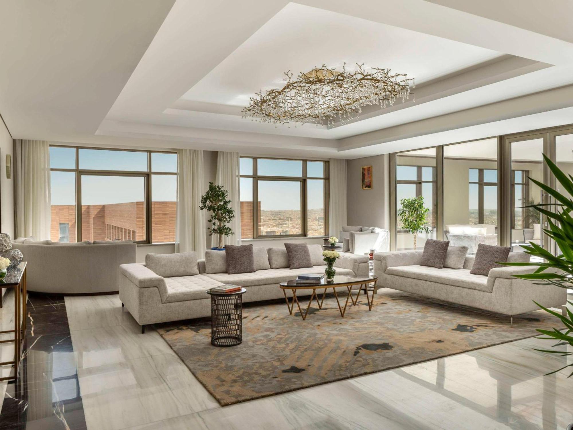 Mövenpick Hotel And Residences Riyadh Exteriör bild The interior of the hotel