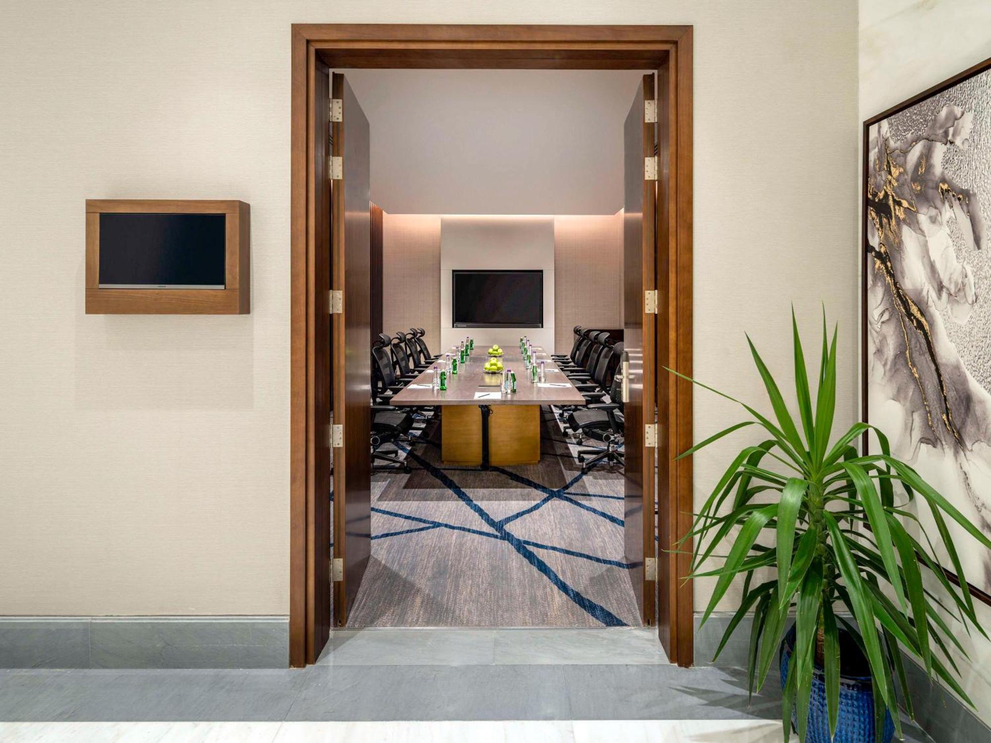 Mövenpick Hotel And Residences Riyadh Exteriör bild Meeting room at the hotel