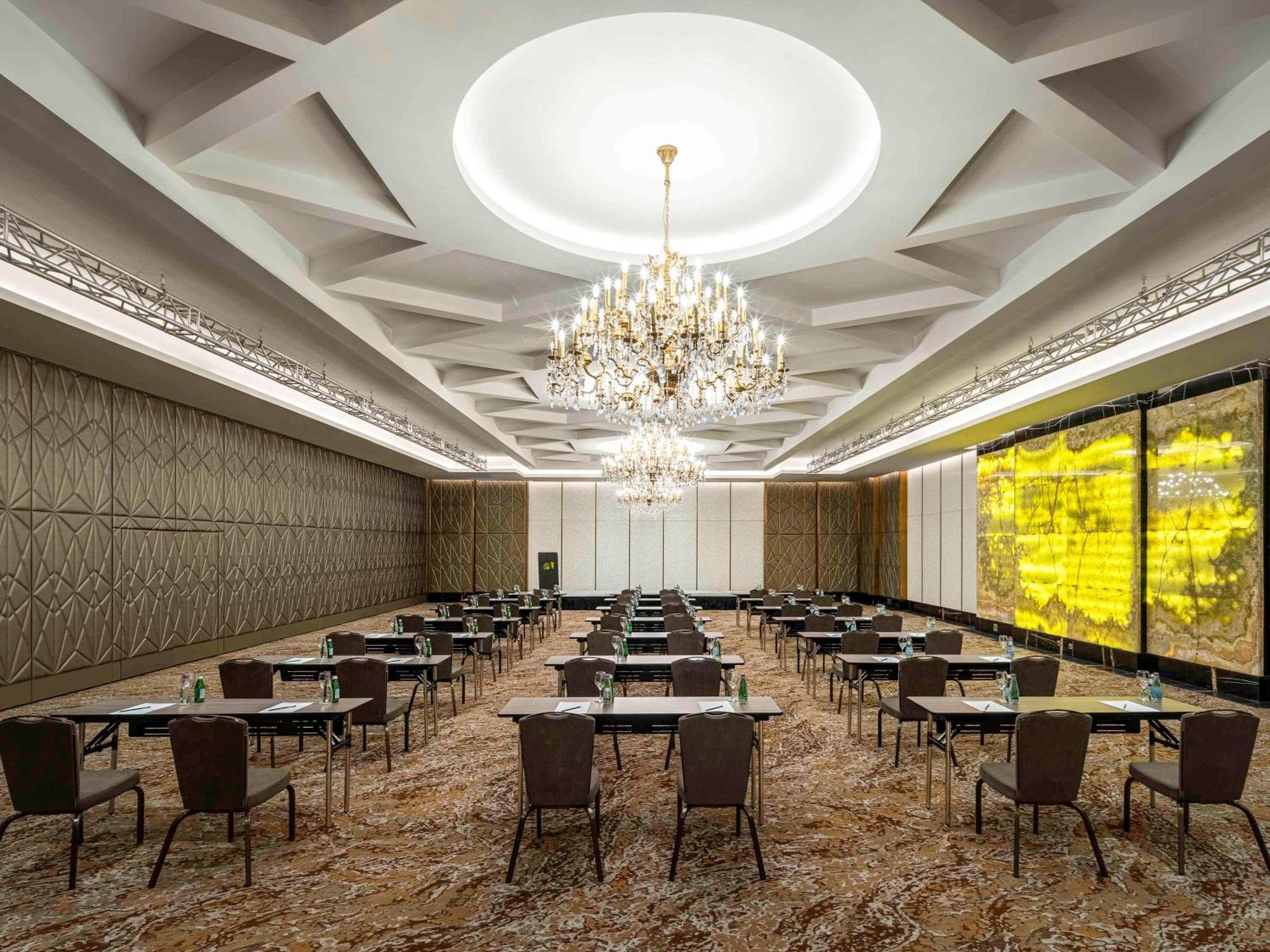 Mövenpick Hotel And Residences Riyadh Exteriör bild The ballroom