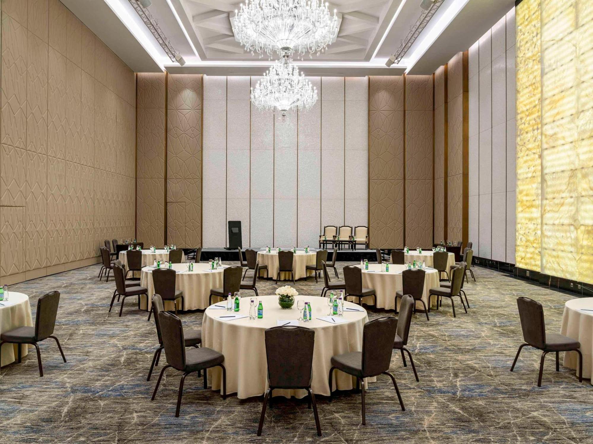 Mövenpick Hotel And Residences Riyadh Exteriör bild The ballroom