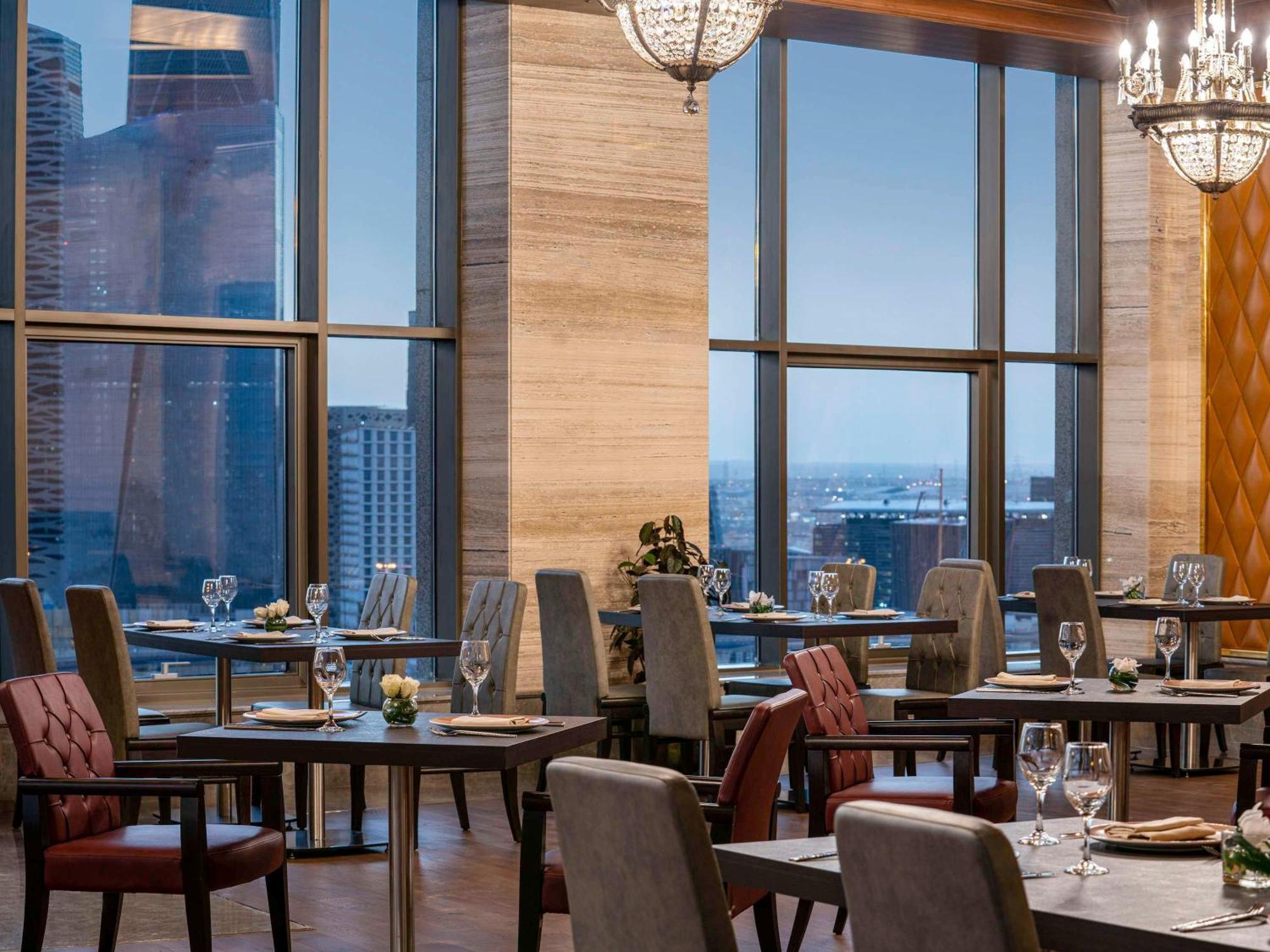 Mövenpick Hotel And Residences Riyadh Exteriör bild The restaurant
