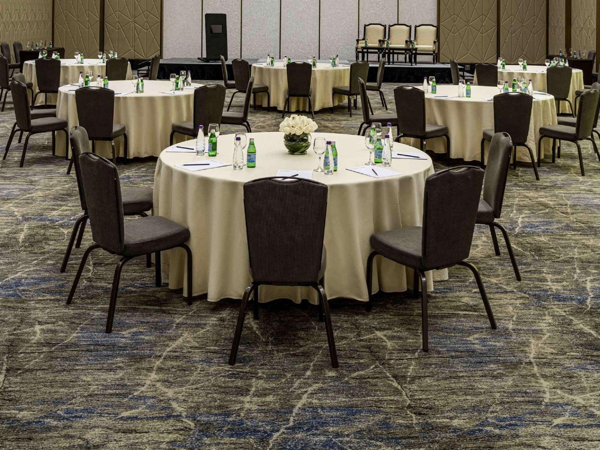 Mövenpick Hotel And Residences Riyadh Exteriör bild A round table set for a meeting