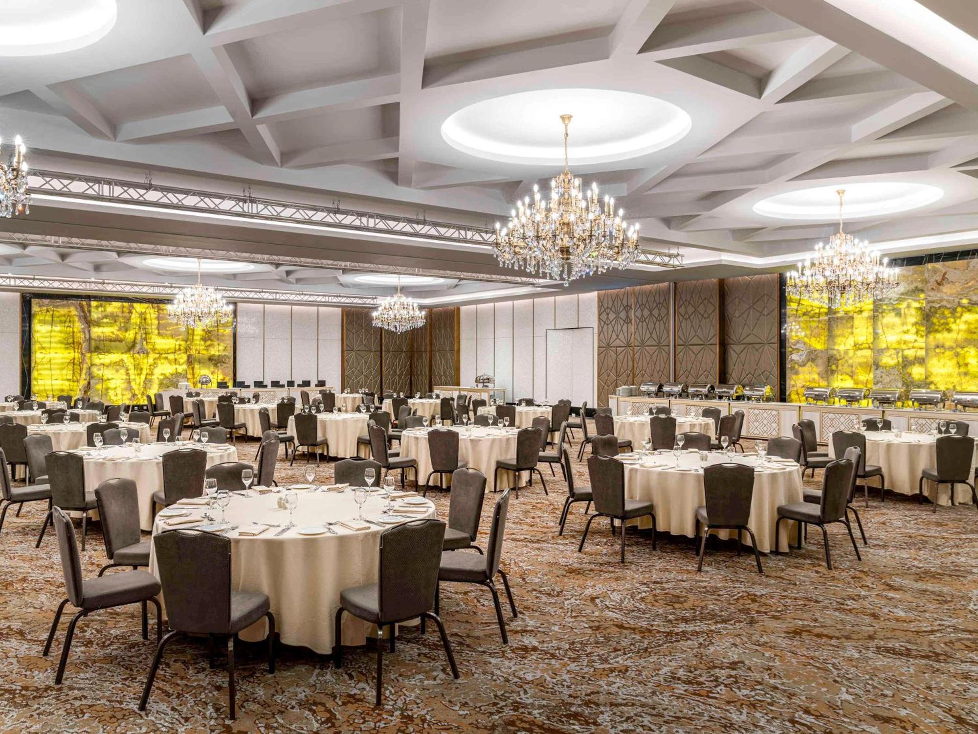 Mövenpick Hotel And Residences Riyadh Exteriör bild The Grand Ballroom
