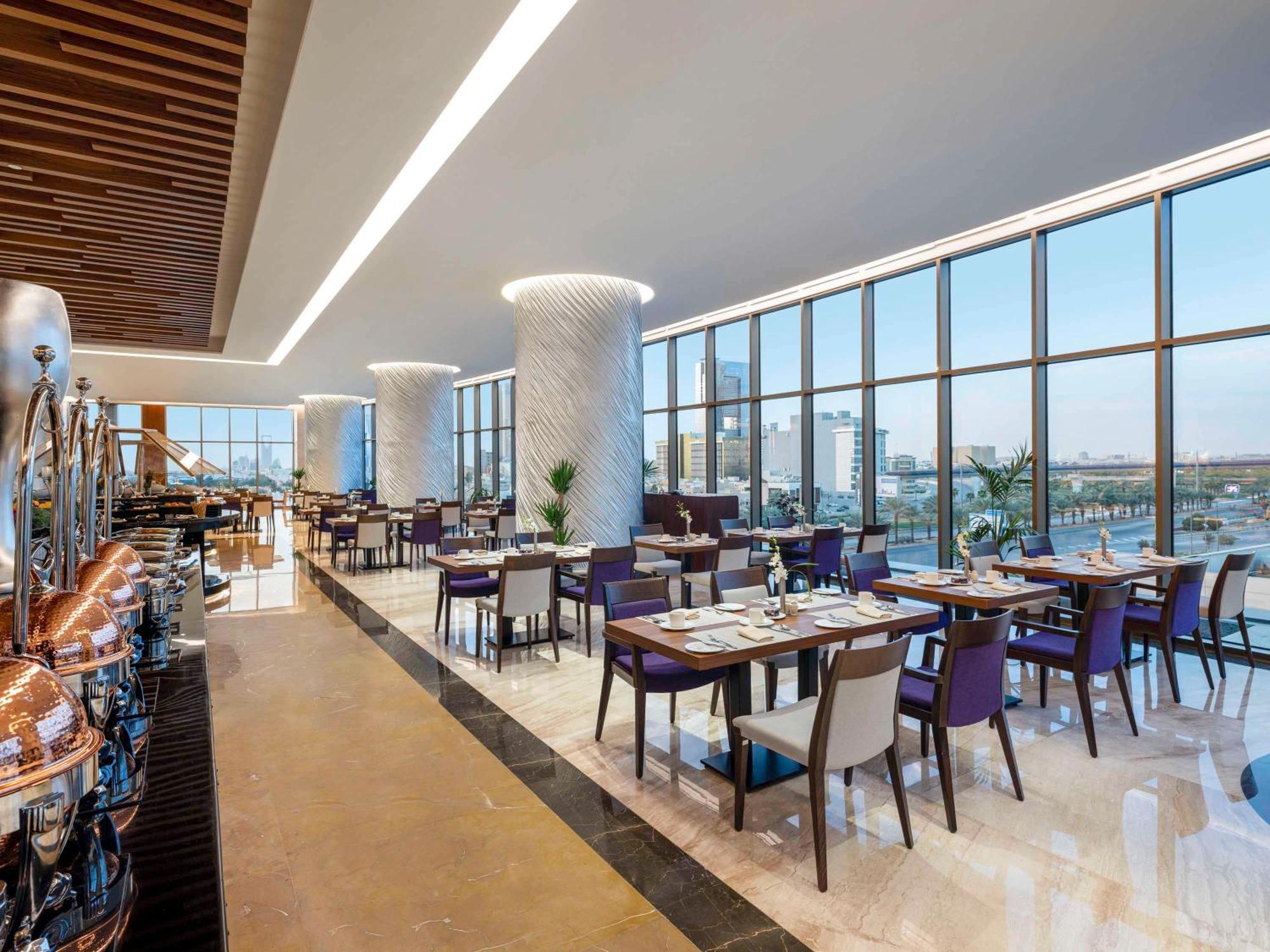 Mövenpick Hotel And Residences Riyadh Exteriör bild The restaurant
