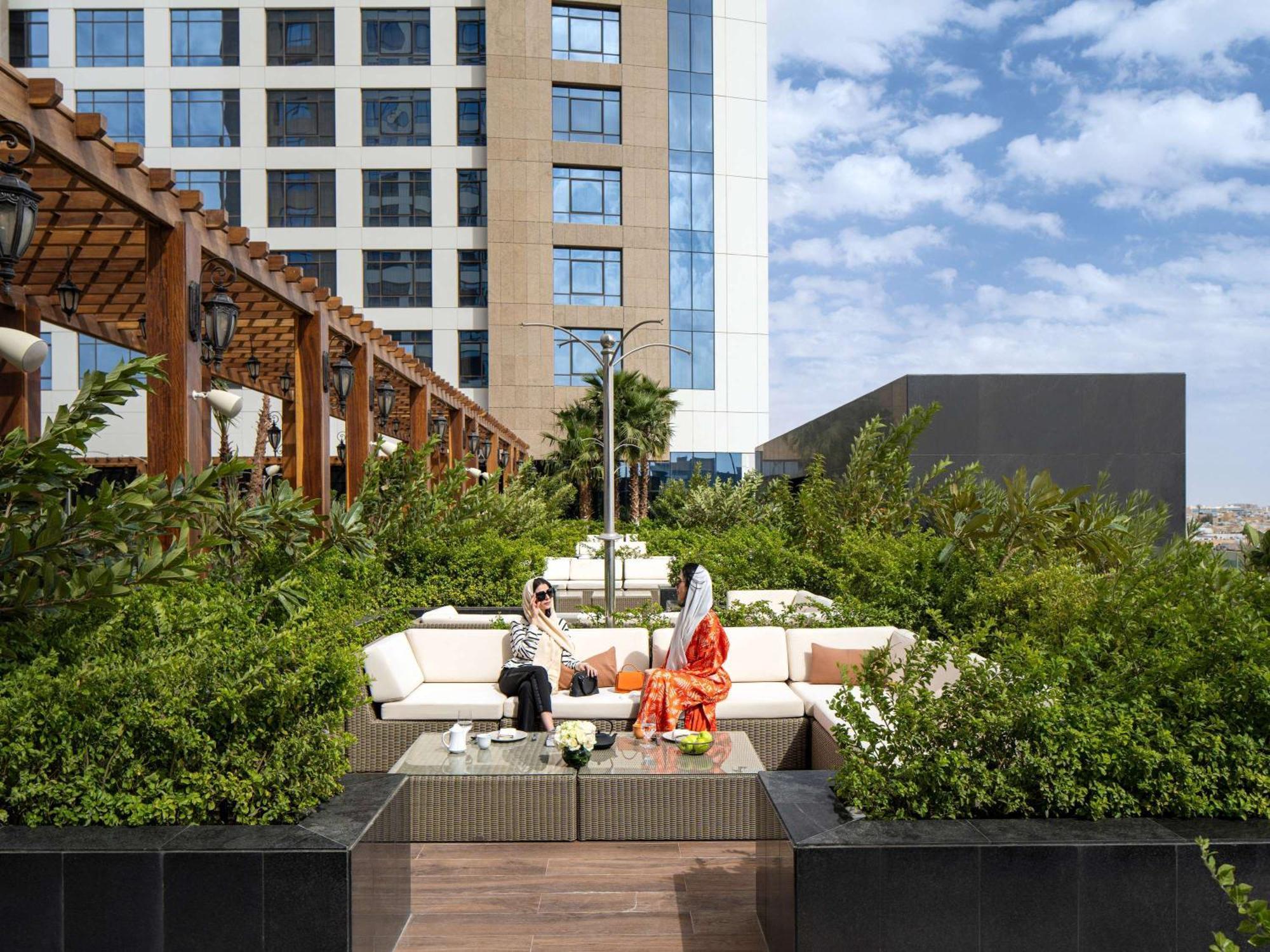 Mövenpick Hotel And Residences Riyadh Exteriör bild The Park, Hyderabad