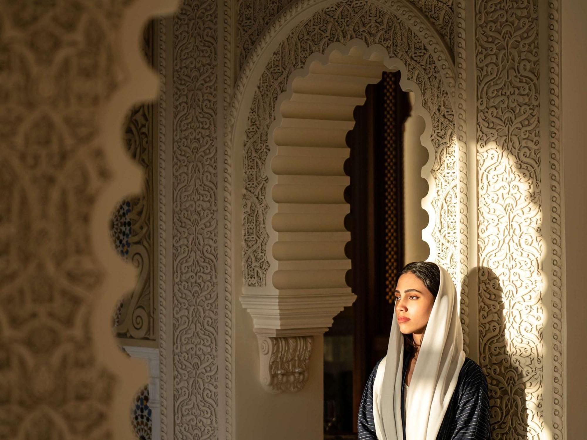 Mövenpick Hotel And Residences Riyadh Exteriör bild A Moroccan woman in traditional dress