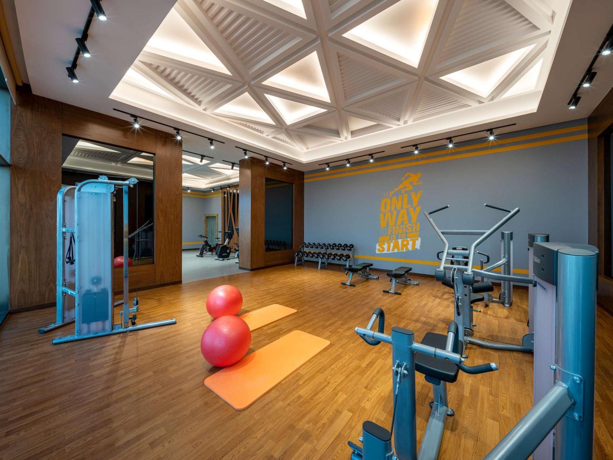 Mövenpick Hotel And Residences Riyadh Exteriör bild The gym at the hotel