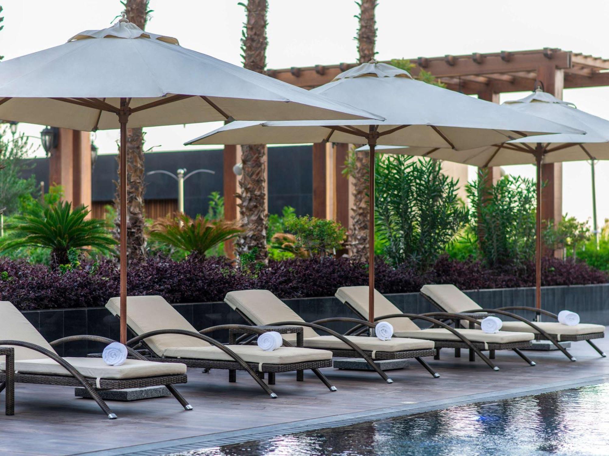 Mövenpick Hotel And Residences Riyadh Exteriör bild Pool at the hotel