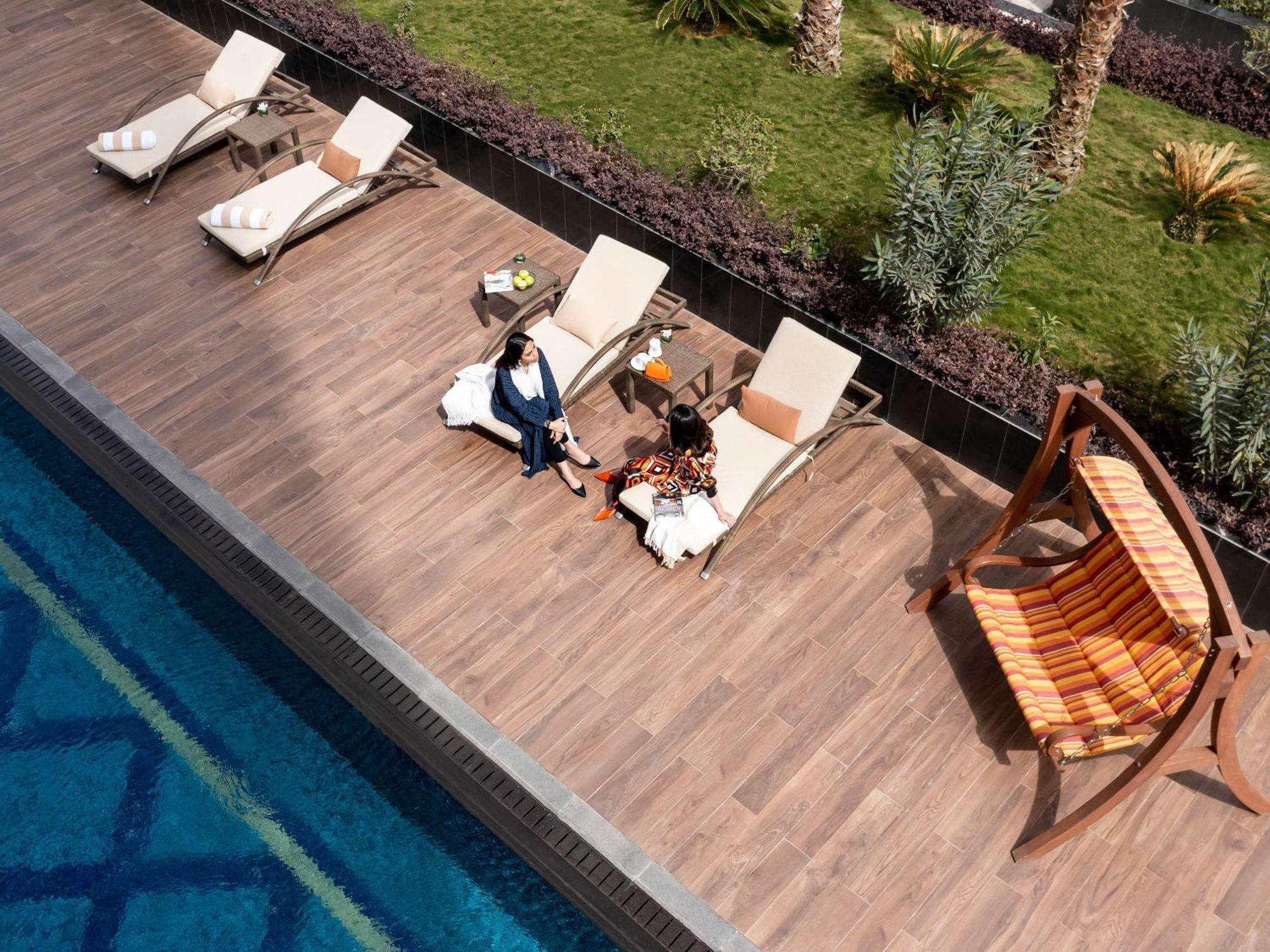Mövenpick Hotel And Residences Riyadh Exteriör bild The swimming pool at the hotel